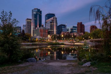 Calgary, Alberta - 17 Eylül 2023 Calgary 'nin ufuk çizgisi bir sonbahar sabahı.