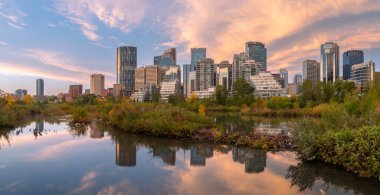 Calgary, Alberta - 17 Eylül 2023 Calgary 'nin ufuk çizgisi bir sonbahar sabahı.