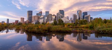 Calgary, Alberta - 17 Eylül 2023 Calgary 'nin ufuk çizgisi bir sonbahar sabahı.