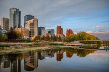 Calgary, Alberta - 17 Eylül 2023 Calgary 'nin ufuk çizgisi bir sonbahar sabahı.
