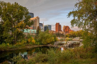 Calgary, Alberta - 17 Eylül 2023 Calgary 'nin ufuk çizgisi bir sonbahar sabahı.