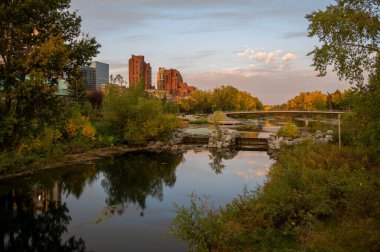 Calgary 'nin ufuk çizgisi bir sonbahar sabahında.