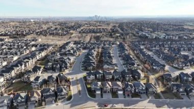 Calgary 'deki banliyö evlerinin havadan görünüşü. Alberta ılık bir kış gününde. 