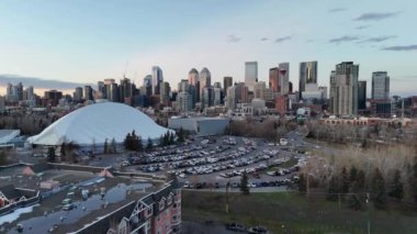 Güzel bir kış akşamında Calgary ufuk çizgisi manzarası. 