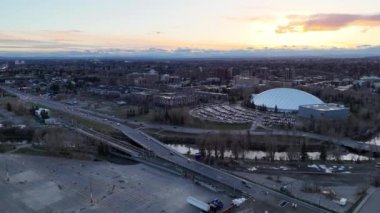 Güzel bir kış akşamında Calgary ufuk çizgisi manzarası. 