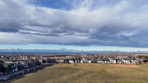 Luchtfoto Van Voorstedelijke Woningen Calgary Alberta Een Warme Winterdag — Stockvideo