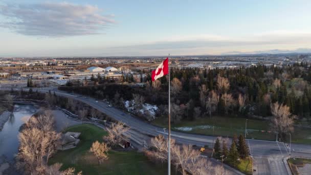 바람에 플러팅 캐나다 깃발의 샷에서 — 비디오