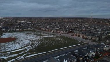 Soğuk bir kış akşamında Calgary Alberta 'da bir banliyö mahallesinin havadan görünüşü. 