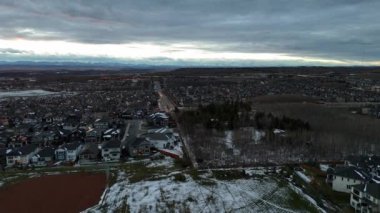 Soğuk bir kış akşamında Calgary Alberta 'da bir banliyö mahallesinin havadan görünüşü. 