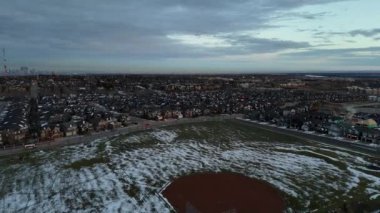 Soğuk bir kış akşamında Calgary Alberta 'da bir banliyö mahallesinin havadan görünüşü. 