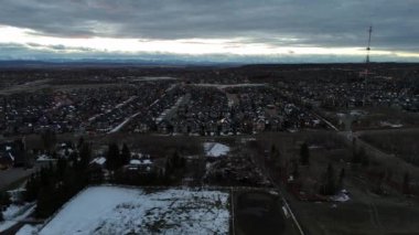 Soğuk bir kış akşamında Calgary Alberta 'da bir banliyö mahallesinin havadan görünüşü. 