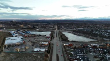 Soğuk bir kış akşamında Calgary Alberta 'da bir banliyö mahallesinin havadan görünüşü. 