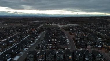 Soğuk bir kış akşamında Calgary Alberta 'da bir banliyö mahallesinin havadan görünüşü. 