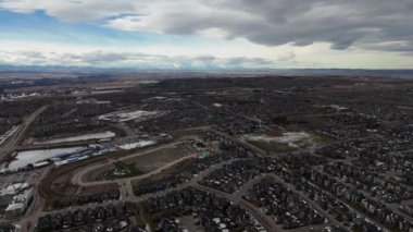 Soğuk bir kış akşamında Calgary Alberta 'da bir banliyö mahallesinin havadan görünüşü. 