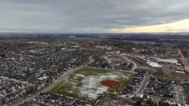 Soğuk bir kış akşamında Calgary Alberta 'da bir banliyö mahallesinin havadan görünüşü. 