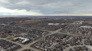 Soğuk bir kış akşamında Calgary Alberta 'da bir banliyö mahallesinin havadan görünüşü. 