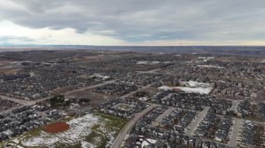 Soğuk bir kış akşamında Calgary Alberta 'da bir banliyö mahallesinin havadan görünüşü. 