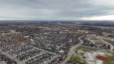 Soğuk bir kış akşamında Calgary Alberta 'da bir banliyö mahallesinin havadan görünüşü. 