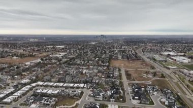 Soğuk bir kış akşamında Calgary Alberta 'da bir banliyö mahallesinin havadan görünüşü. 