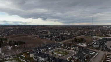 Soğuk bir kış akşamında Calgary Alberta 'da bir banliyö mahallesinin havadan görünüşü. 