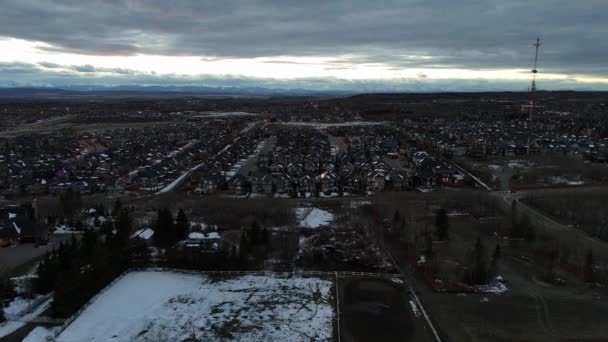 Luftaufnahme Eines Vorortviertels Calgary Alberta Einem Kalten Winterabend — Stockvideo