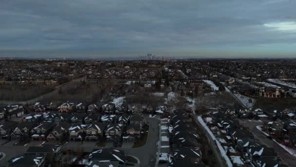 Widok Lotu Ptaka Przedmieścia Calgary Alberta Chłodny Zimowy Wieczór — Wideo stockowe
