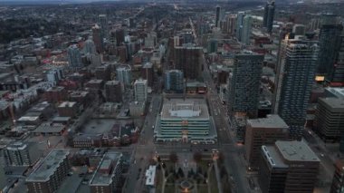 Güzel bir kış akşamında Calgary ufuk çizgisi manzarası. 