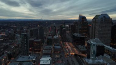 Güzel bir kış akşamında Calgary ufuk çizgisi manzarası. 