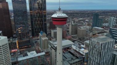 Güzel bir kış akşamında Calgary ufuk çizgisi manzarası. 