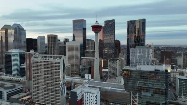 Kilátás Calgary Városára Egy Gyönyörű Téli Estén — Stock videók