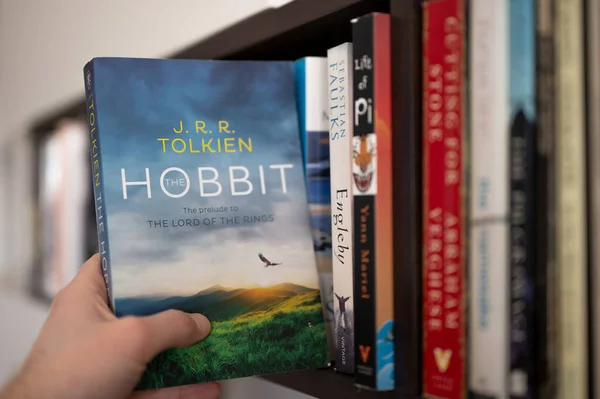 Calgary Alberta Febrero 2024 Quitando Novela Tolkien Hobbit Una Estantería Imagen De Stock