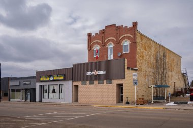 Hanna, Alberta - 29 Mart 2024: Hanna, Alberta 'nın ana caddesindeki mağazalar.