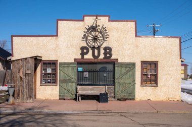 Nanton, Alberta - 30 Mart 2024: Nanton şehir merkezindeki Wagon Wheel Pub.