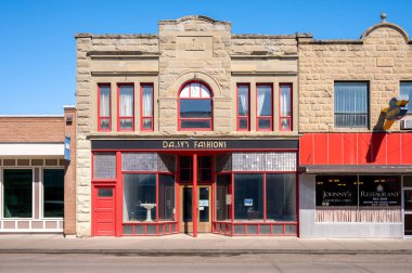 Fort MacLeod, Alberta - 31 Mart 2024: Fort MacLeod Alberta 'da Daisy' s Fashions.
