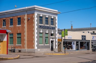 Claresholm, Alberta - 31 Mart 2024: Claresholm şehir merkezindeki Blackwood Kahve Şirketi.