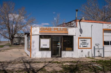 Şampiyon Alberta, 28 Nisan. 2024: Şampiyon köyündeki terk edilmiş benzin istasyonu.