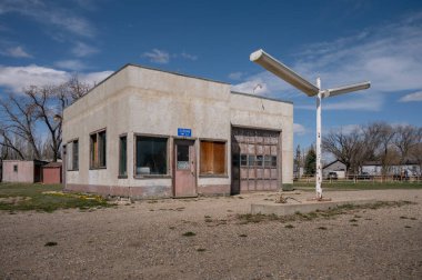 Monarch, Alberta - 28 Nisan 2024: Monarch Alberta 'da terk edilmiş bir benzin istasyonunun dışı.