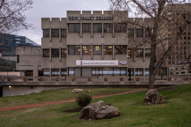 Calgary, Alberta - 4 Mayıs 2024: Calgary Katolik Okulu Yönetim Kurulu 'nun eski evi, bu vahşi bina şimdi bir sağlık kliniği ve Bow Valley Koleji tesislerine ev sahipliği yapıyor..