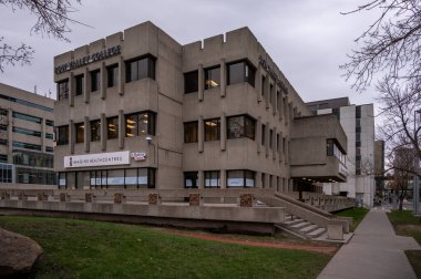 Calgary, Alberta - 4 Mayıs 2024: Calgary Katolik Okulu Yönetim Kurulu 'nun eski evi, bu vahşi bina şimdi bir sağlık kliniği ve Bow Valley Koleji tesislerine ev sahipliği yapıyor..