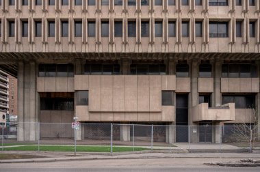Calgary, Alberta - 4 Mayıs 2024: Calgary şehir merkezindeki eski Calgary Eğitim Kurulu Binası. Gaddar mimari tarzında inşa edin..