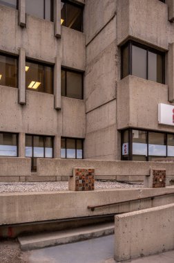 Calgary, Alberta - 4 Mayıs 2024: Calgary Katolik Okulu Yönetim Kurulu 'nun eski evi, bu vahşi bina şimdi bir sağlık kliniği ve Bow Valley Koleji tesislerine ev sahipliği yapıyor..