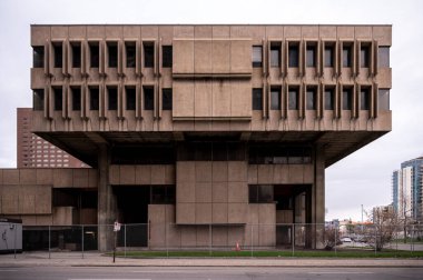 Calgary, Alberta - 4 Mayıs 2024: Calgary şehir merkezindeki eski Calgary Eğitim Kurulu Binası. Gaddar mimari tarzında inşa edin..