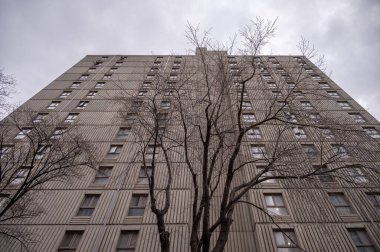 Calgary, Alberta - 4 Mayıs 2024: Calgary şehir merkezindeki Langin Place ve Baker House kompleksi. Vahşice yaratılmış..