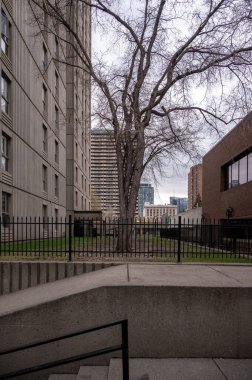 Calgary, Alberta - 4 Mayıs 2024: Calgary şehir merkezindeki Langin Place ve Baker House kompleksi. Vahşice yaratılmış..