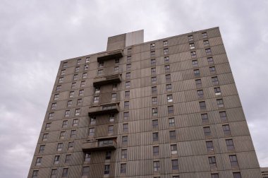 Calgary, Alberta - 4 Mayıs 2024: Calgary şehir merkezindeki Langin Place ve Baker House kompleksi. Vahşice yaratılmış..