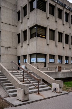 Calgary, Alberta - 4 Mayıs 2024: Calgary Katolik Okulu Yönetim Kurulu 'nun eski evi, bu vahşi bina şimdi bir sağlık kliniği ve Bow Valley Koleji tesislerine ev sahipliği yapıyor..