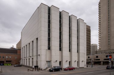 Calgary, Alberta - 4 Mayıs 2024: Calgary Üniversitesi Mimarlık Fakültesi tarafından işgal edilen eski Calgary Halk Kütüphanesi binası.