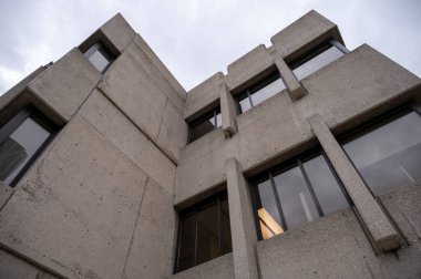 Calgary, Alberta - 4 Mayıs 2024: Calgary Katolik Okulu Yönetim Kurulu 'nun eski evi, bu vahşi bina şimdi bir sağlık kliniği ve Bow Valley Koleji tesislerine ev sahipliği yapıyor..