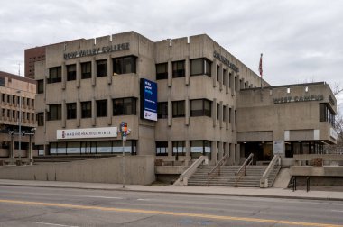Calgary, Alberta - 4 Mayıs 2024: Calgary Katolik Okulu Yönetim Kurulu 'nun eski evi, bu vahşi bina şimdi bir sağlık kliniği ve Bow Valley Koleji tesislerine ev sahipliği yapıyor..
