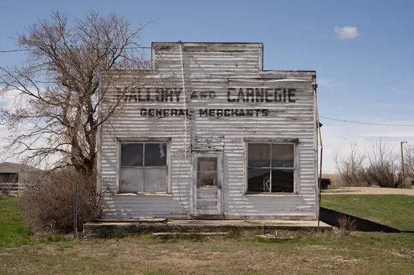 Kirkcaldy, Alberta - 28 Nisan 2024: Eski terk edilmiş Mallory ve Carnegie marketi.